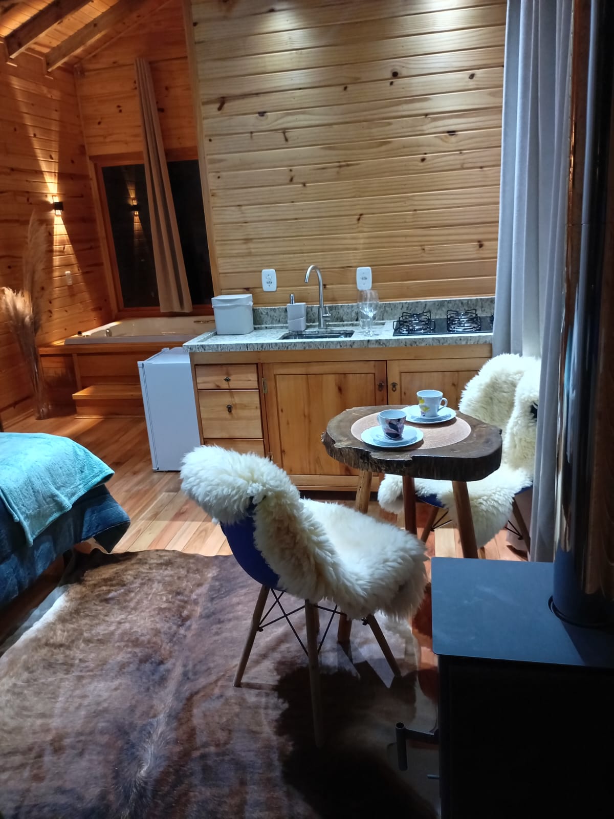 Texturas e detalhes acolhedores do ambiente interno