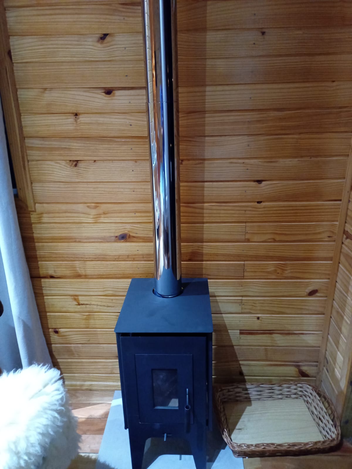 Jacuzzi e lareira em ambiente interno do chalé