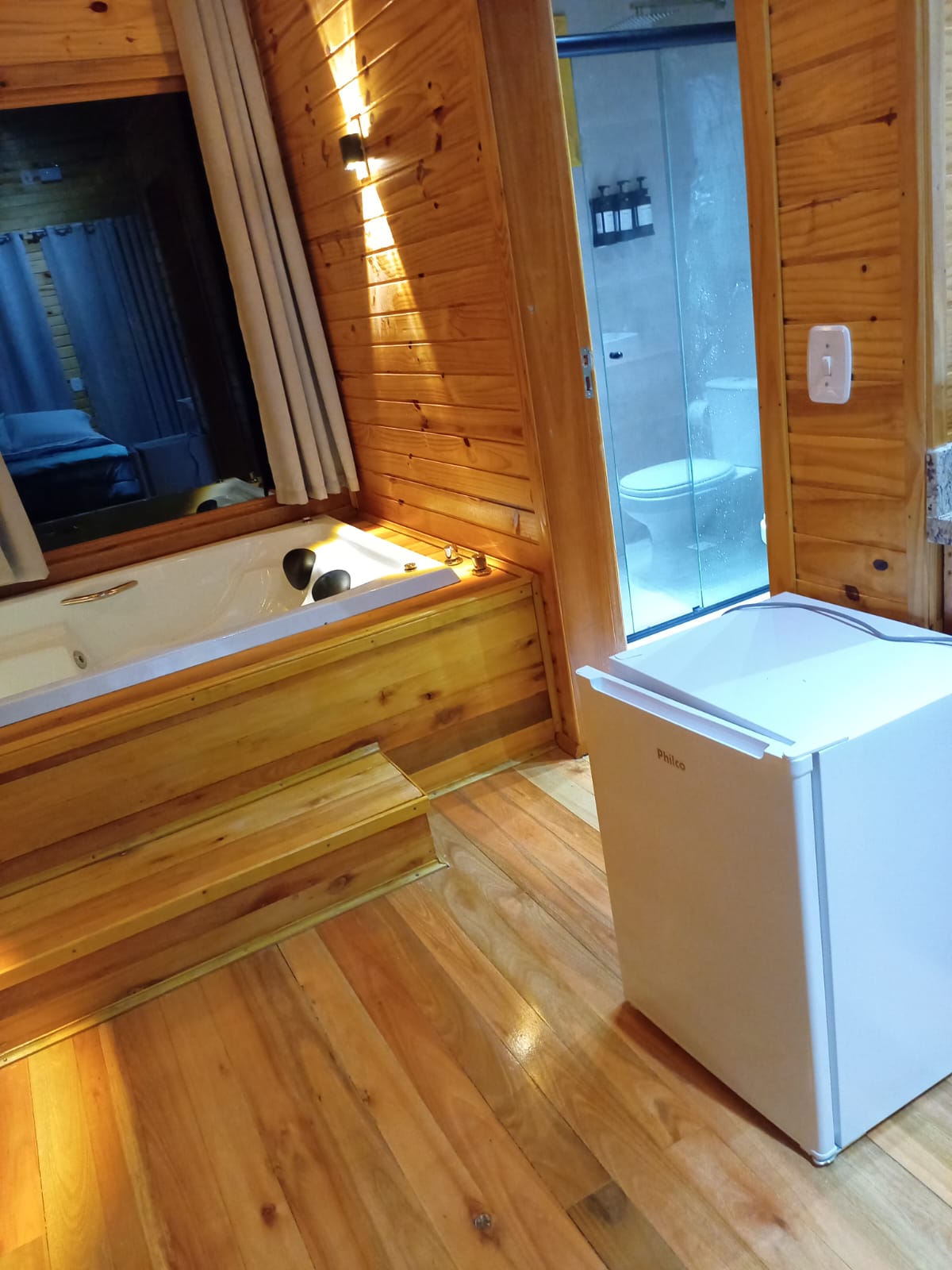 Interior acolhedor em madeira com acabamento sofisticado